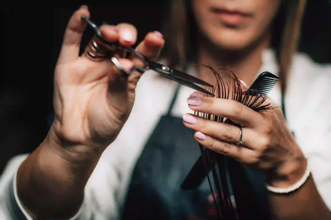 Knippen vanuit huis: waarom een complete kappersset onmisbaar is