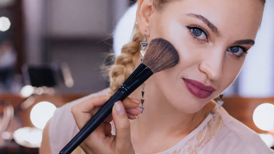 Waarom je Make Up er buiten anders uitziet (en hoe een Make Up Spiegel dit oplost) Fritzline