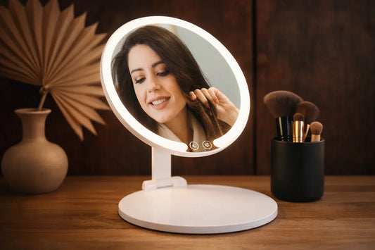 Waarom elke vrouw een ronde spiegel met verlichting in haar routine nodig heeft